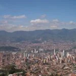 En Medellín, la ciudad de la eterna primavera, descubre hogares geriátricos que celebran la vitalidad en la tercera edad con instalaciones cómodas y seguras.