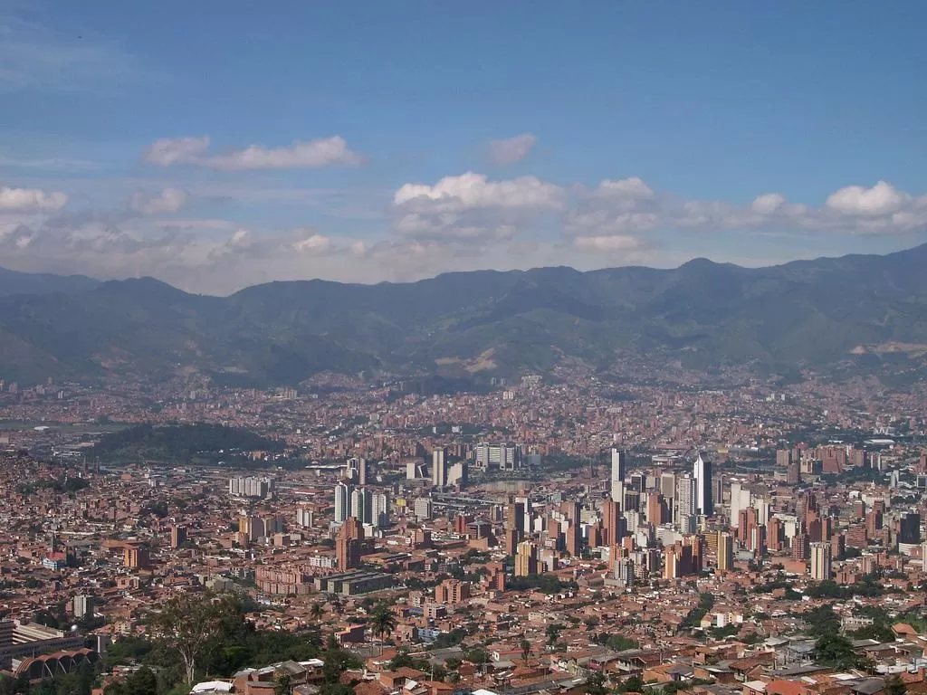 En Medellín, la ciudad de la eterna primavera, descubre hogares geriátricos que celebran la vitalidad en la tercera edad con instalaciones cómodas y seguras.