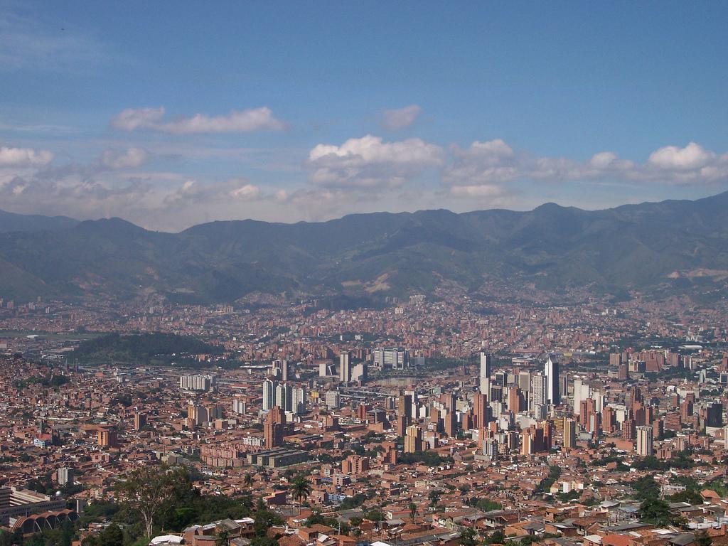 Descubre las maravillas de Medellín a través de los ojos de residentes felices: Hogares geriátricos que crean experiencias únicas y memorables, transformando la vida de nuestros mayores con amor y dedicación, creando un ambiente donde cada residente se siente parte de un lugar lleno de felicidad.