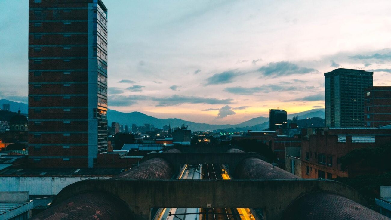 En Medellín, la ciudad de las flores, Hogares Geriátricos florecen como oasis de bienestar y atención amorosa para nuestros mayores, creando un ambiente donde cada residente se siente parte de un lugar lleno de amor.