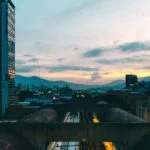 En Medellín, la ciudad de las flores, Hogares Geriátricos florecen como oasis de bienestar y atención amorosa para nuestros mayores, creando un ambiente donde cada residente se siente parte de un lugar lleno de amor.