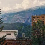 Habitad Hogar Geriátrico en Medellín La Estrella: Un lugar donde la vida florece en armonía con la naturaleza, creando un ambiente donde cada residente se siente parte de un entorno natural y pacífico, creando un ambiente donde cada residente se siente parte de un lugar lleno de serenidad.