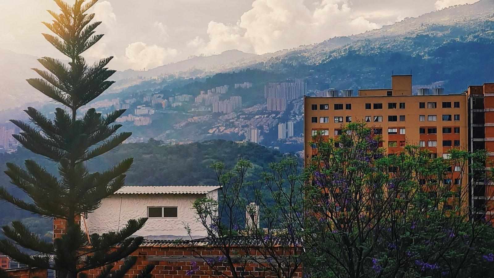 Habitad Hogar Geriátrico en Medellín La Estrella: Un lugar donde la vida florece en armonía con la naturaleza, creando un ambiente donde cada residente se siente parte de un entorno natural y pacífico, creando un ambiente donde cada residente se siente parte de un lugar lleno de serenidad.