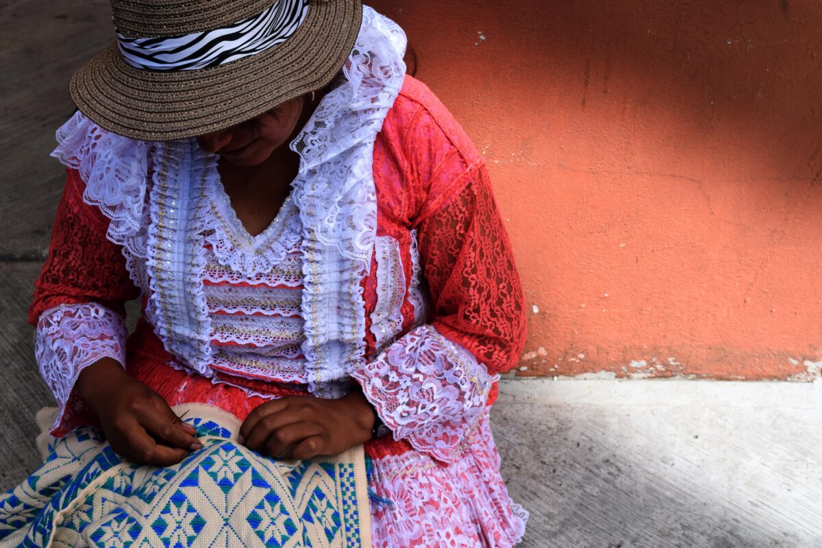 Tejiendo Lazos de Bienestar en Medellín: Suramericana, Más que un Hogar Geriátrico