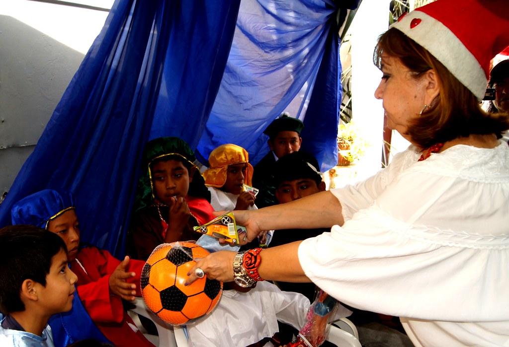 Compartiendo Alegría en Medellín: Los Conquistadores, Celebrando la Vida en Comunidad