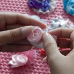 Tejiendo Recuerdos en Medellín: Los Conquistadores, Hogar Geriátrico de Conexiones Profundas