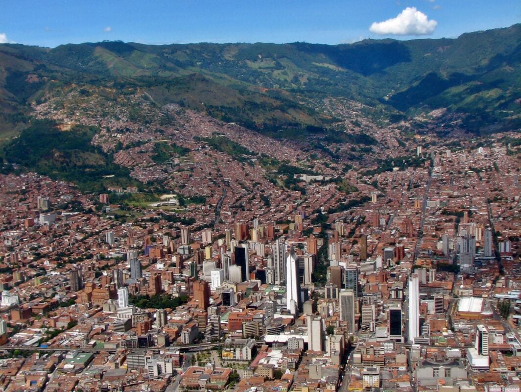 Explora Medellín a través de hogares geriátricos en Villa Dorada: Espacios diseñados para ofrecer una atención integral y especializada, garantizando la seguridad y el bienestar de cada residente, creando un ambiente donde cada residente se siente parte de un lugar lleno de cuidado.