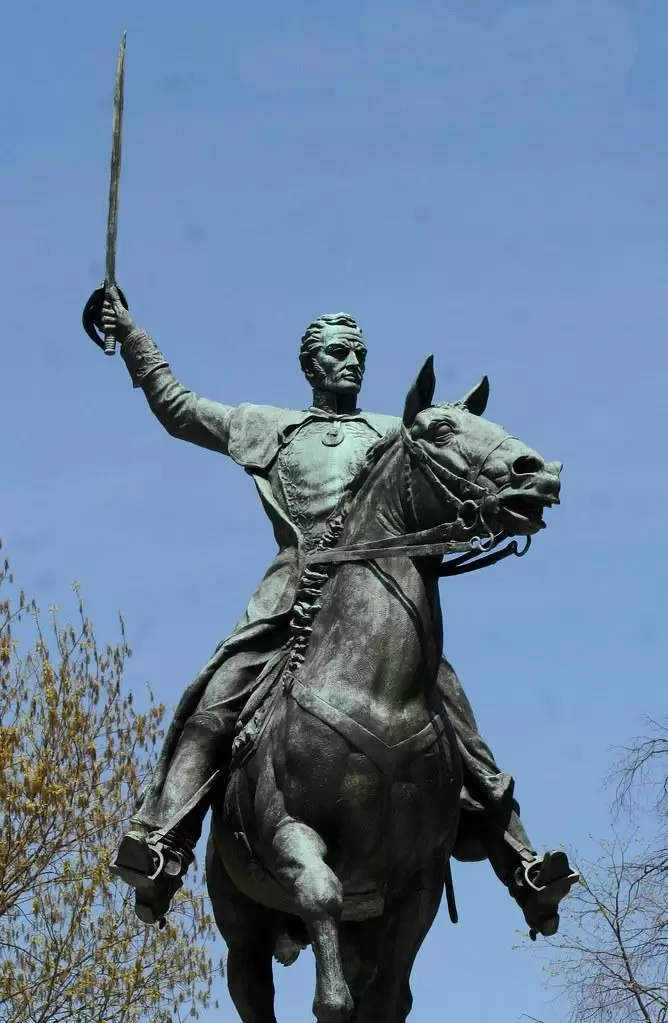 Simón Bolívar en Medellín: Celebración Continua de la Riqueza de la Experiencia de Vida