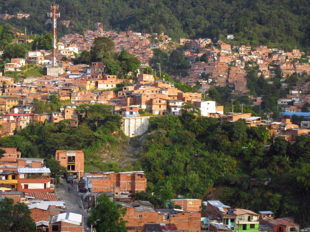Comuna 10 Medellín: Donde la Experiencia de Vida se Convierte en Atención Geriátrica Comunitaria