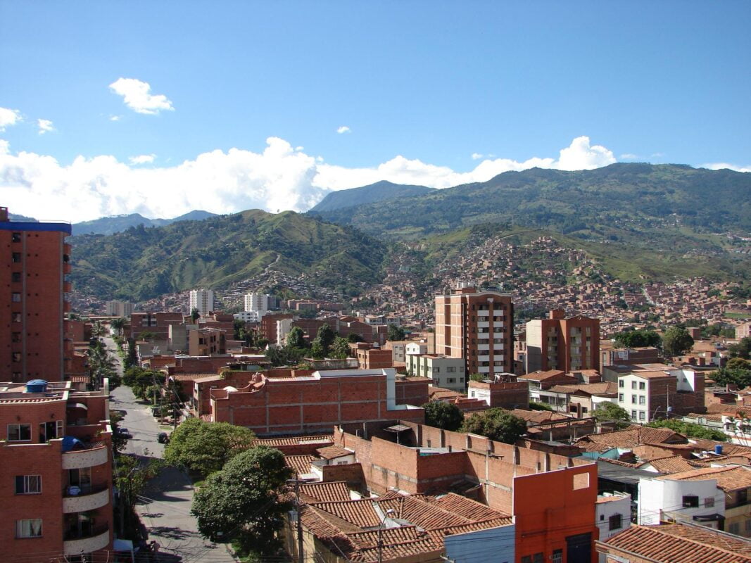 La América Medellín: Bienestar y Cuidados Geriátricos en un Entorno Familiar