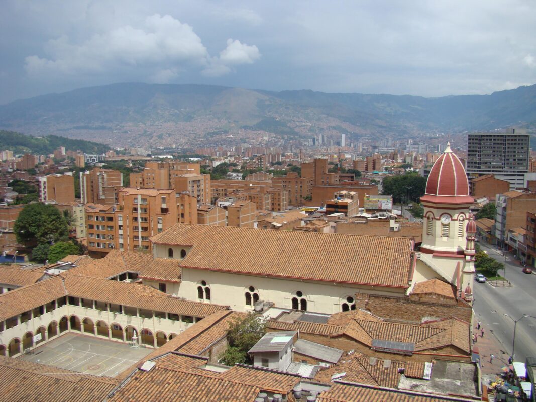 Caminando hacia la Felicidad en La América Medellín: Hogar Geriátrico de Atención Especializada