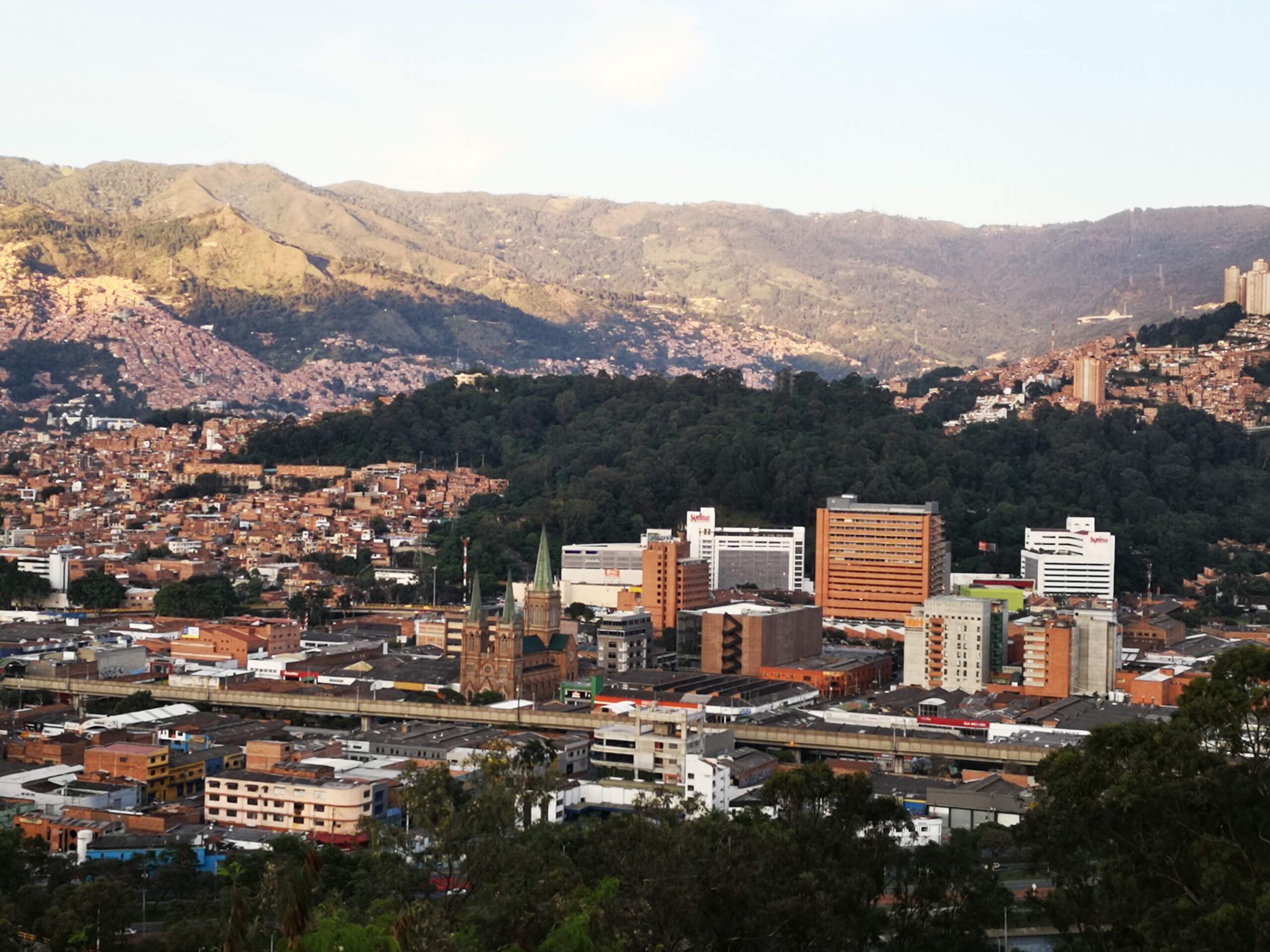 La Asomadera Nº 1 Medellín: Cuidados Geriátricos de Calidad con Vistas Excepcionales