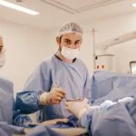 Cuidado Integral en Hogares Geriátricos: Atendiendo Más que Solo el Corazón