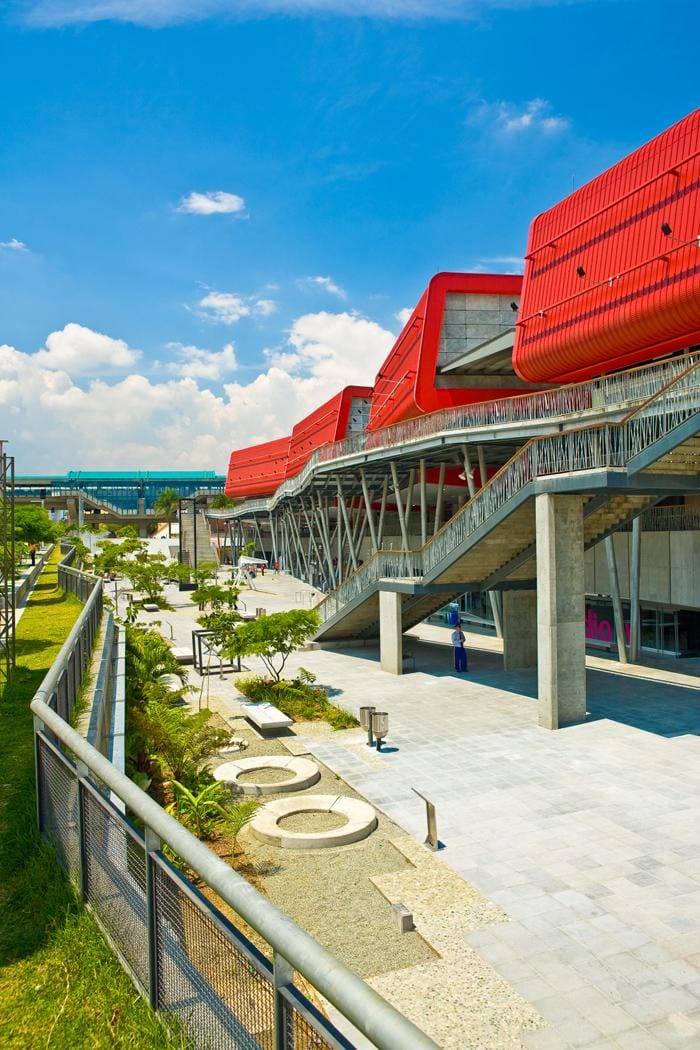 En Medellín, Hogares Geriátricos se convierten en espacios cálidos y acogedores bajo el sol eterno de la ciudad, donde cada detalle se cuida con esmero para ofrecer una vida plena, creando un ambiente donde cada residente se siente parte de un lugar lleno de calidez.