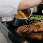 Explora Medellín a través de hogares geriátricos en Villa Dorada: Espacios diseñados para ofrecer una atención integral y especializada, garantizando la seguridad y el bienestar de cada residente, creando un ambiente donde cada residente se siente parte de un lugar lleno de cuidado.