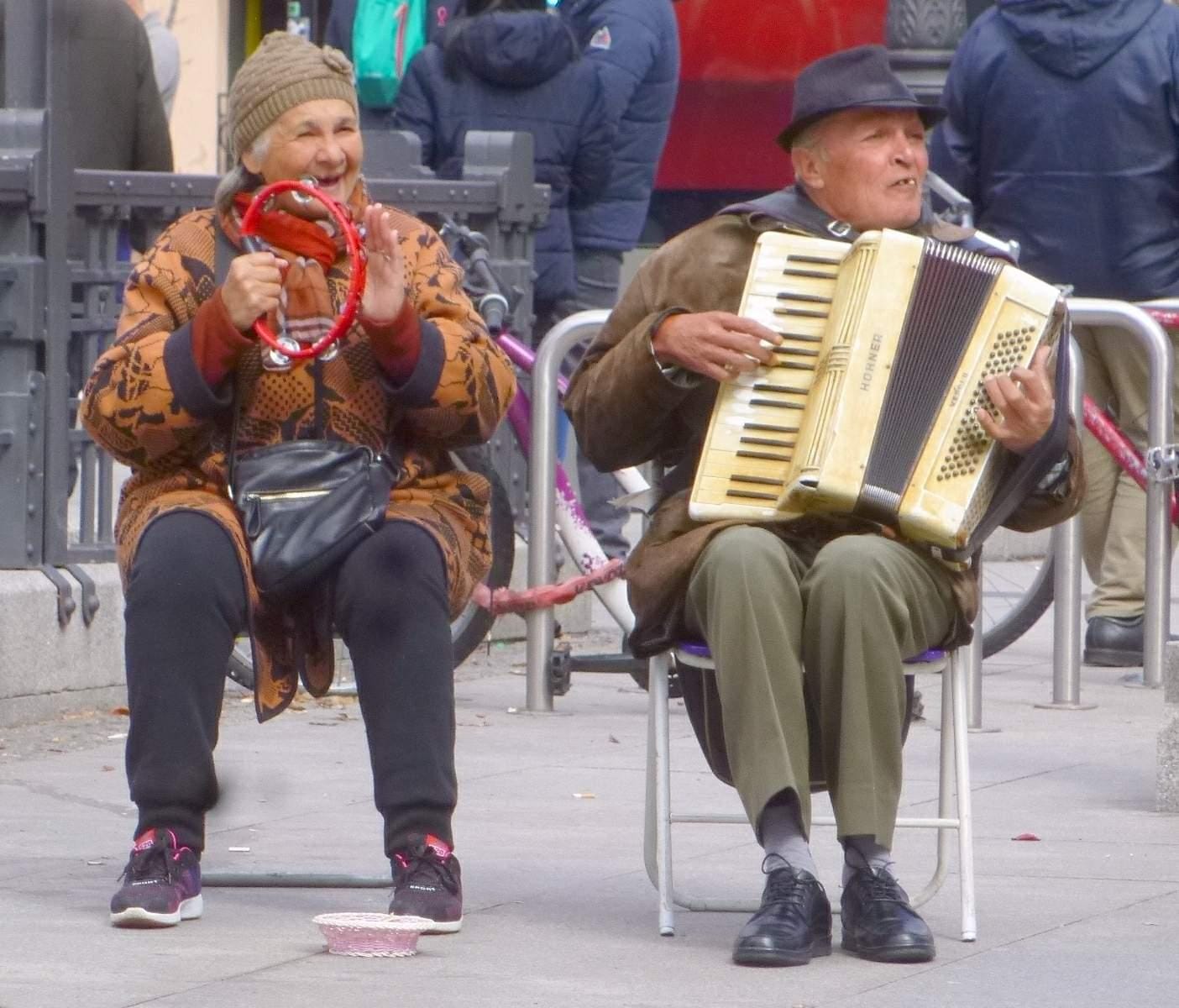 Importancia del cuidado podológico en pacientes geriátricos con diabetes.