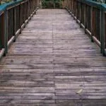 En Medellín, Hogares Geriátricos se convierten en espacios cálidos y acogedores bajo el sol eterno de la ciudad, donde cada detalle se cuida con esmero para ofrecer una vida plena, creando un ambiente donde cada residente se siente parte de un lugar lleno de calidez.