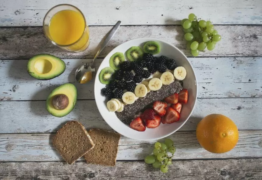 Énfasis en la alimentación balanceada y la atención médica especializada