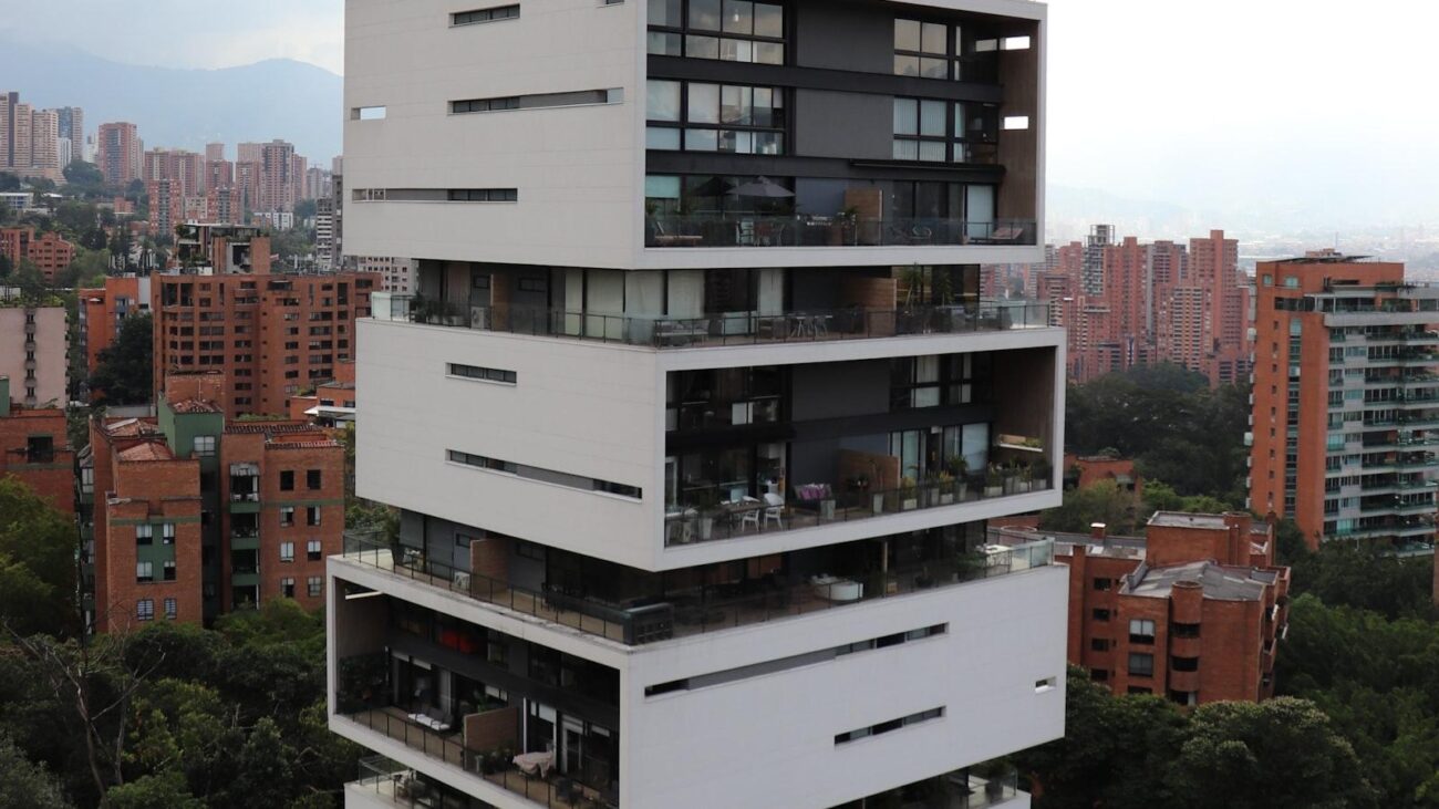 Medellín, la ciudad que acoge: Hogares geriátricos que ofrecen una transición suave hacia una vida plena en la tercera edad.