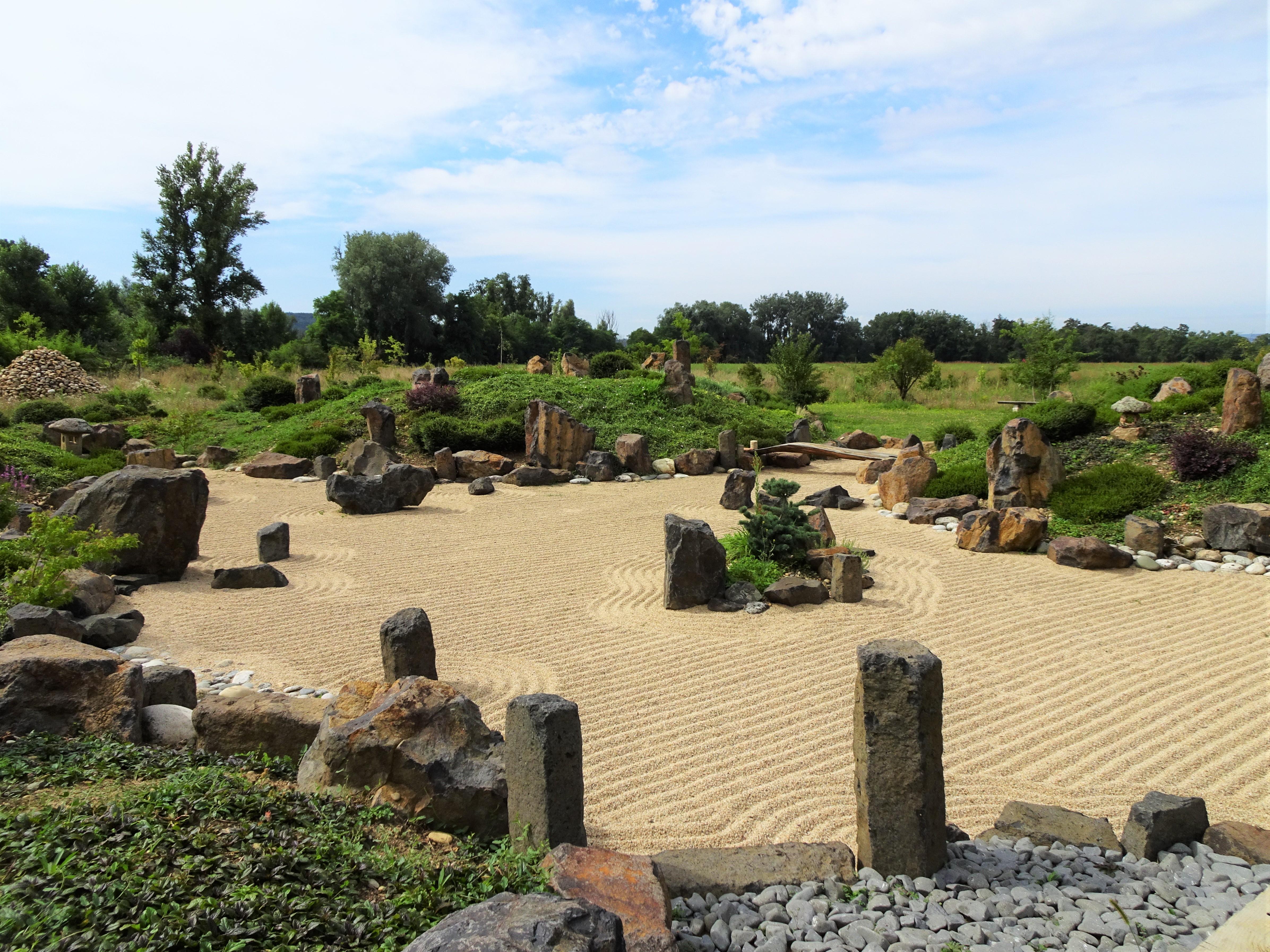 - Jardines Zen y Espacios de Meditación: Recomendaciones para la Calma