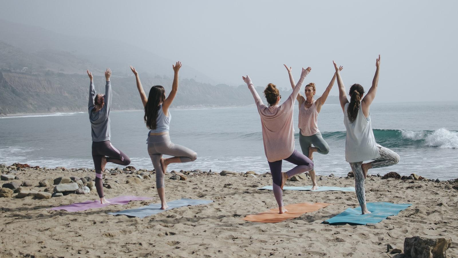 Ejercicios ‍de yoga y⁢ pilates para fortalecer⁣ cuerpo y mente
