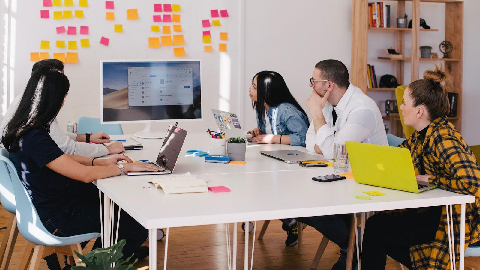Estrategias para fomentar relaciones sociales en centros de cuidados geriátricos