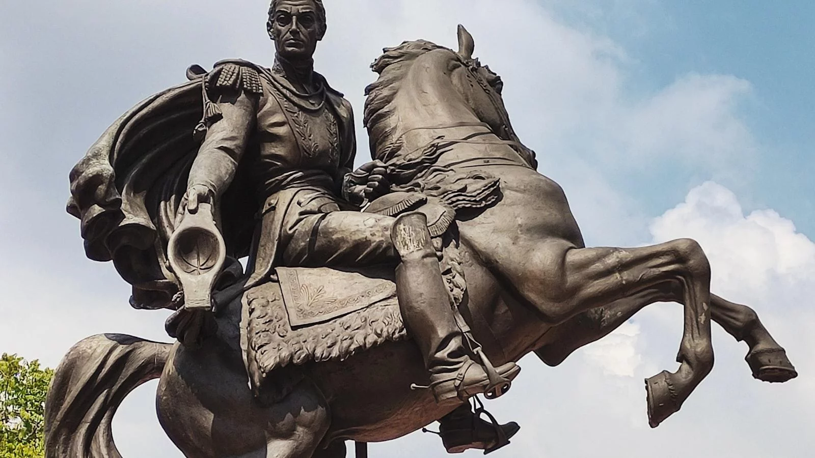 - La figura de Simón Bolívar en el Hogar Geriátrico