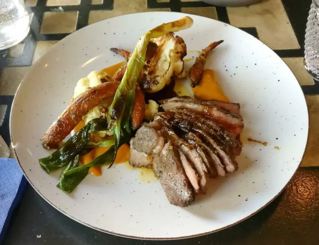 Disfruta de la ​exquisita gastronomía local y internacional