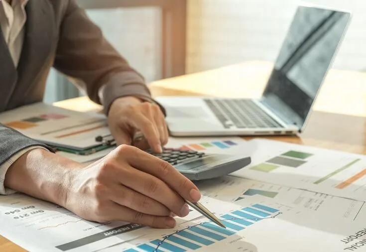 Consideraciones especiales al ⁤seleccionar un tratamiento farmacológico para ⁢la obesidad en ⁢adultos mayores