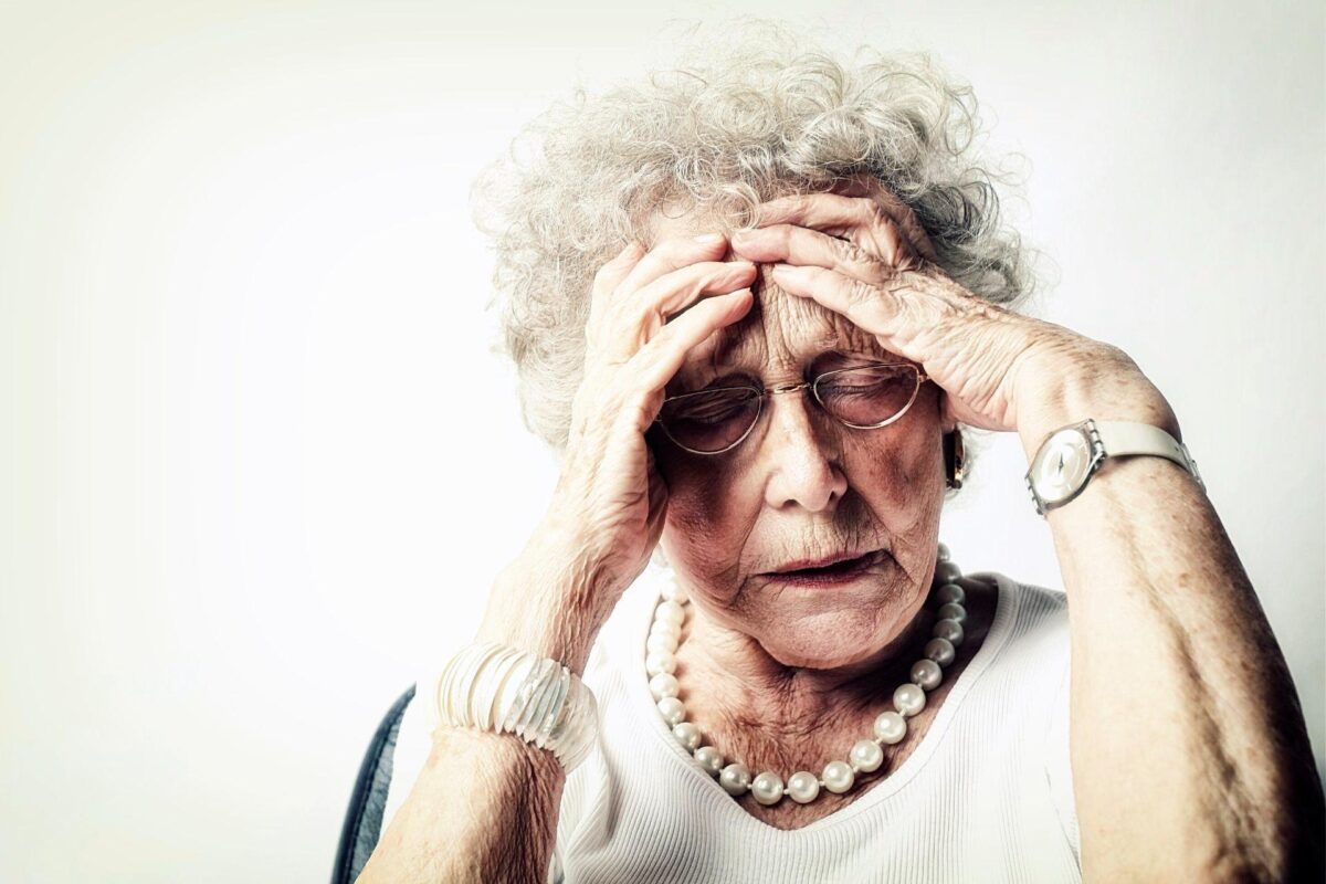 Cómo mejorar el bienestar emocional de personas con demencia por cuerpos de Lewy en hogares geriátricos de Medellín