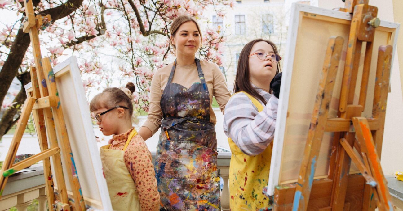 Descubre cómo la terapia artística ayuda a pacientes con demencia por cuerpos de Lewy en geriátricos de Medellín