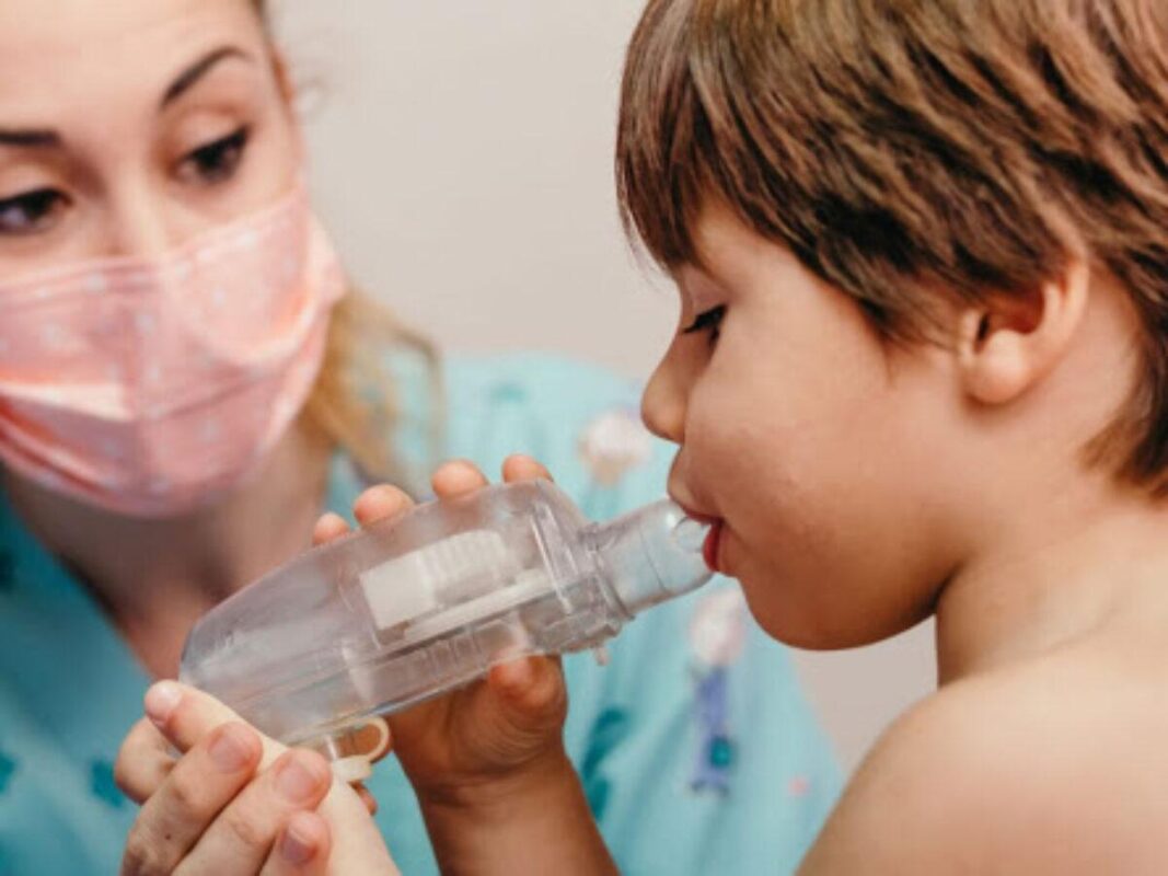 Beneficios de la fisioterapia respiratoria según los médicos en geriátricos de Medellín