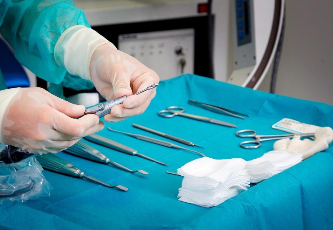 Cuidados postquirúrgicos para pacientes geriátricos con aneurisma aórtico reparado.