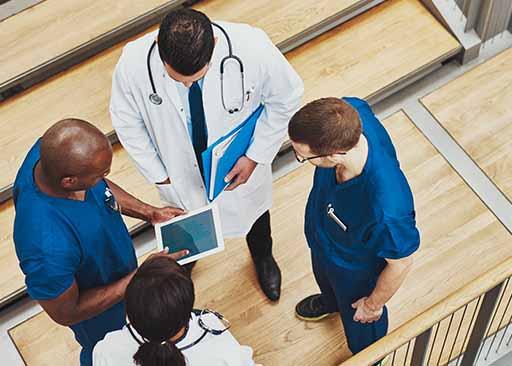 Importancia de la colaboración interdisciplinaria en la prevención de caídas en pacientes geriátricos con hipertensión