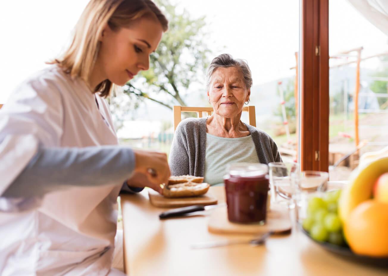 «¿Cuidado en casa o residencia especializada? Pros y contras que debes conocer»