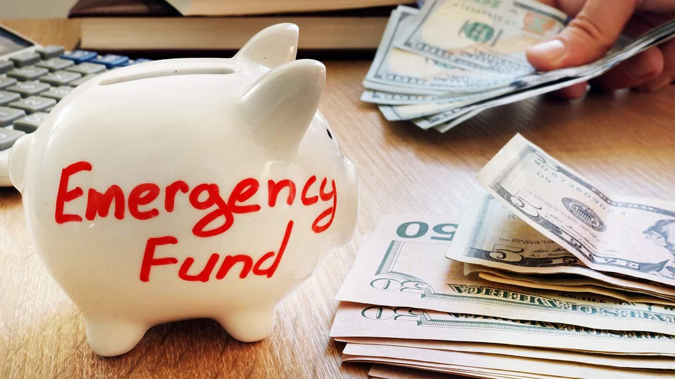 Establecer‍ un fondo de⁣ emergencia ‌y ahorrar constantemente para el⁤ futuro