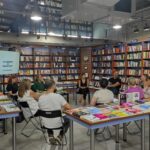 «Club de lectura adaptado: literatura que mantiene mentes activas»