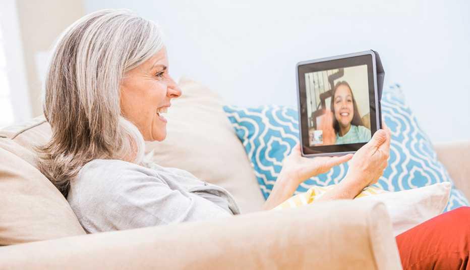 «Videollamadas con abuelos: preparando a los nietos para interacciones digitales»