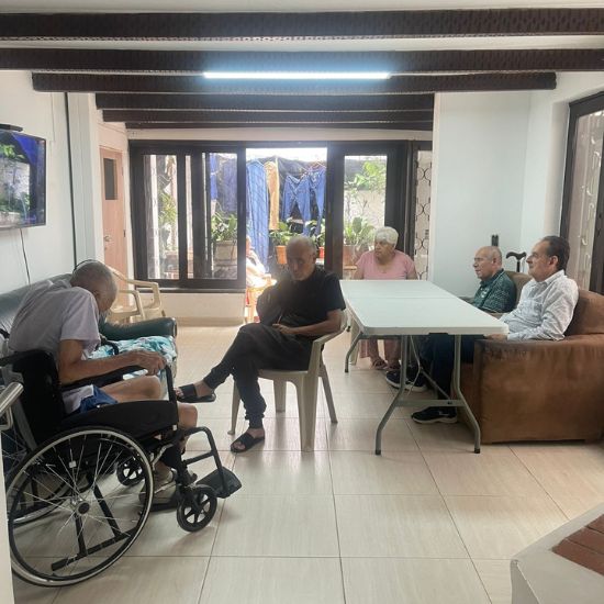 Adulto mayor recibiendo apoyo en sus actividades cotidianas