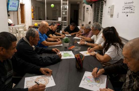 Adultos mayores participando en actividades durante el día